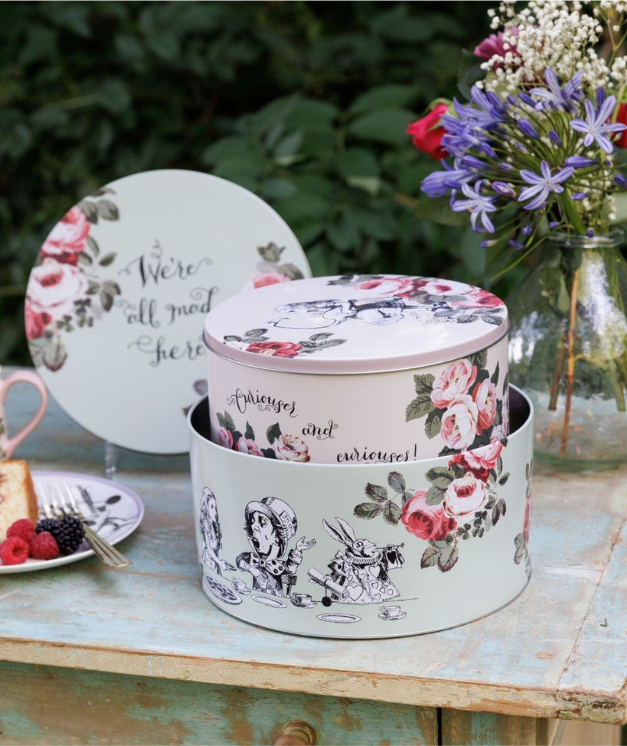 Skala puszek „Alicja w Krainie Czarów” obok filiżanki herbaty, podkreślająca ich wielkość | V&A Victoria & Albert Museum | Spironik.pl