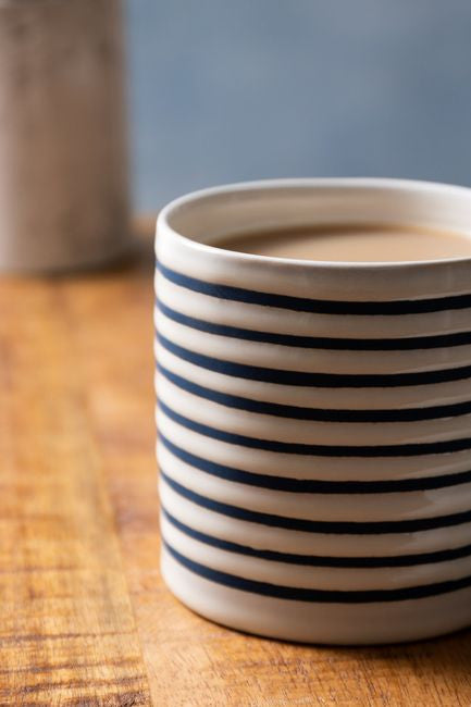 Kubek Mikasa w granatowe paski, widok z góry, pojemność 390 ml, idealny do relaksu | KitchenKraft | Spironik.pl