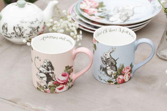 Zbliżenie na fakturę porcelany kostnej Bone China, z której wykonane są kubki | V&A Victoria & Albert Museum | Spironik.pl