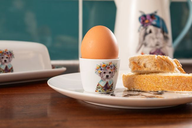 Zestaw dwóch kieliszków do jajek z kolekcji Tipperleyhill, ozdobionych grafiką szczeniaka w wianku | KitchenKraft | Spironik.pl