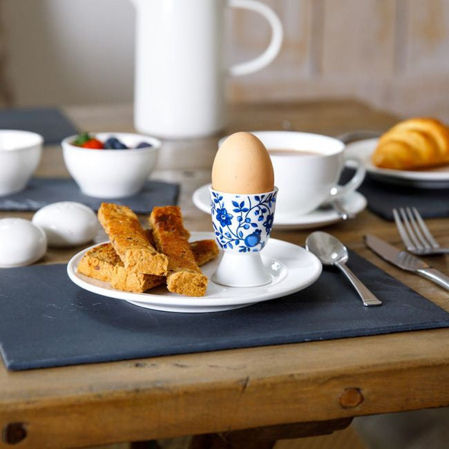 Kieliszek na jajko Traditional Floral obok talerza z tostami, ukazujący jego rozmiar i zastosowanie w śniadaniu | KitchenKraft | Spironik.pl