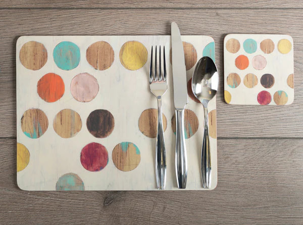 Velké korkové podložky s barevnými retro tečkami na krémovém pozadí, pohled zepředu | KitchenKraft | Spironik.pl