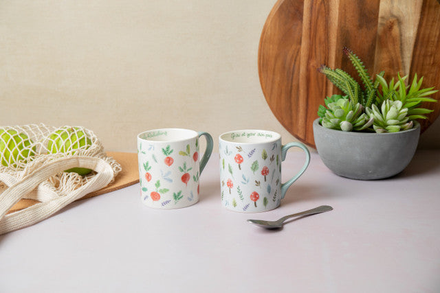Porcelanowy kubek Mikasa z rzodkiewkami, pokazany obok standardowej butelki dla skali | KitchenKraft | Spironik.pl
