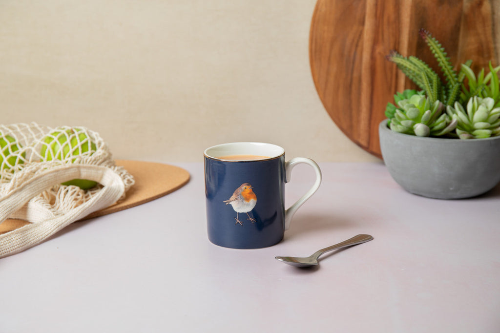 Detal kubka Mikasa z blaskiem złotej obwódki i realistycznym nadrukiem rudzika | KitchenKraft | Spironik.pl