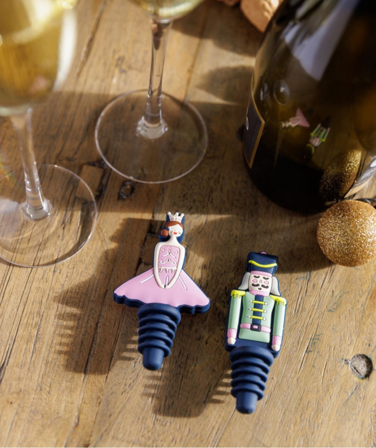 Zatyczki do butelek w użyciu, szczelnie zamykające butelkę wina | KitchenKraft | Spironik.pl