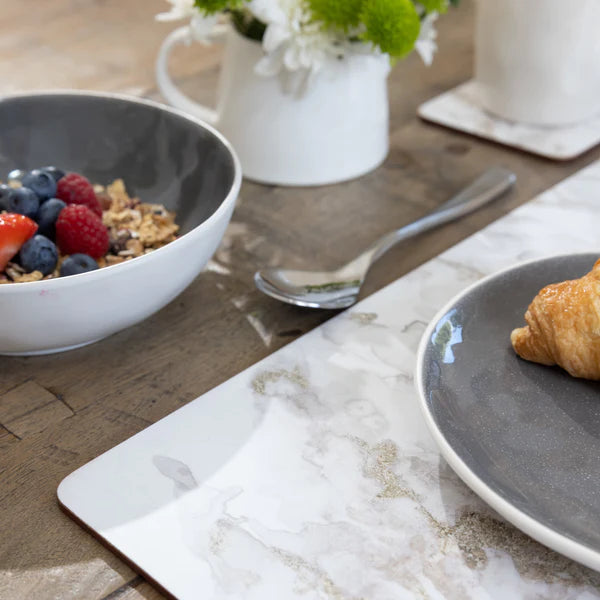 Zbliżenie faktury podkładki z efektem marmuru, ukazujące gładkość materiału | KitchenKraft | Spironik.pl