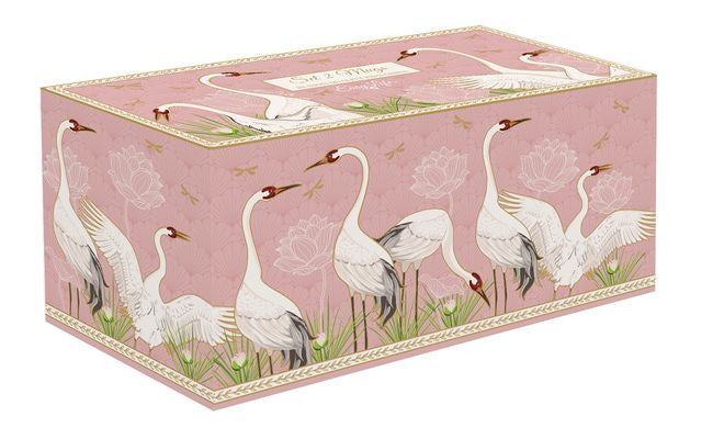 Detal porcelany kubka z wielokolorowym wzorem czapli, zbliżenie faktury | EasyLife | Spironik.pl