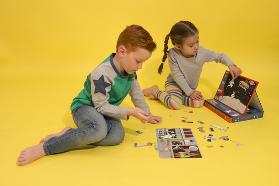 Vysouvací zásuvka usnadňuje ukládání prvků skládačky a zajišťuje pořádek během hry | Floss & Rock | Spironik.pl