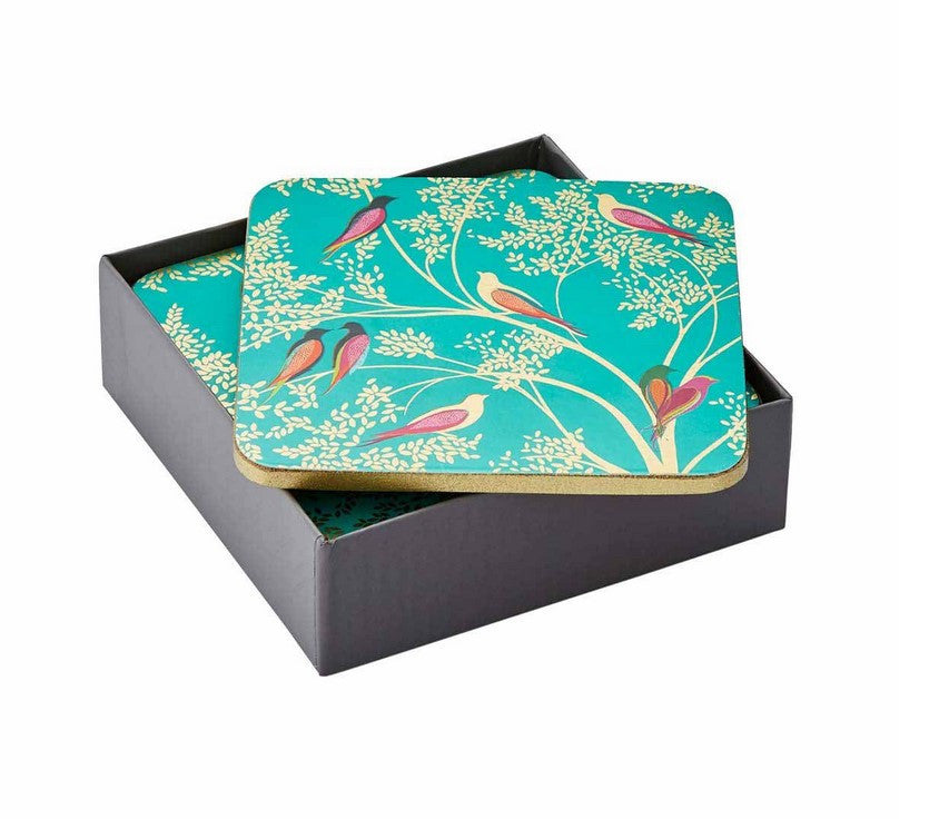 Detal podkładki z kolekcji Green Birds, ukazujący wzór ptaków i złotych liści na zielonym tle | Pimpernel | Spironik.pl