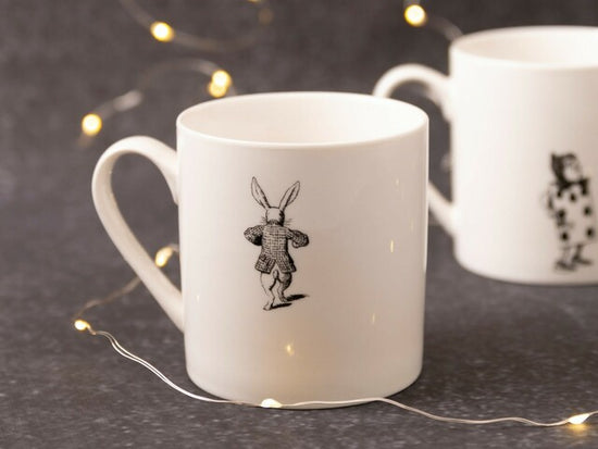 Widok na eleganckie pudełko upominkowe, w którym znajduje się kubek porcelanowy | V&A Victoria & Albert Museum | Spironik.pl