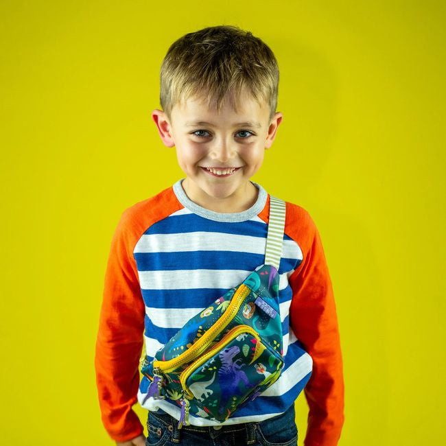 Detal materiału saszetki z dinozaurami, ukazujący fakturę tkaniny | Floss & Rock | Spironik.pl