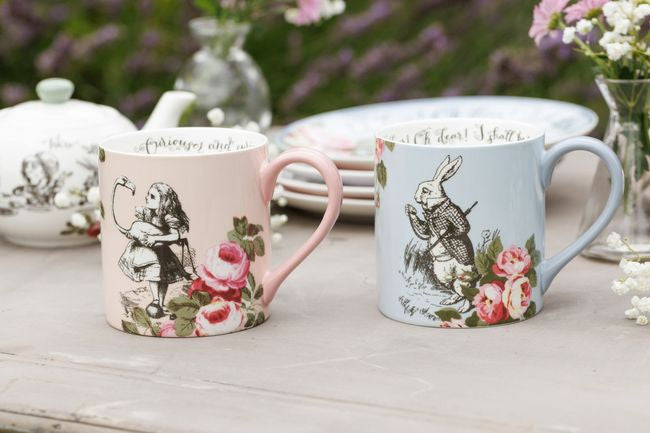 Kubki w użyciu podczas serwowania popołudniowej herbaty w stylowym otoczeniu | V&A Victoria & Albert Museum | Spironik.pl