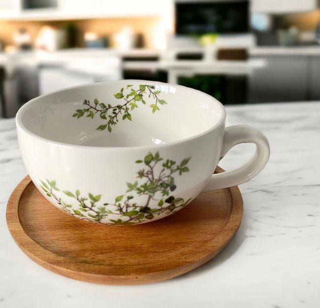 Detal motywu roślinnego na filiżance z drewna akacjowego, zbliżenie na fakturę | EasyLife | Spironik.pl