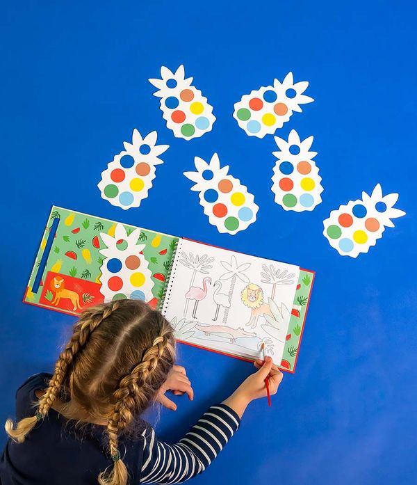 Kolorowanka z dżunglą w użyciu, pokazująca malowanie pędzelkiem | Floss & Rock | Spironik.pl