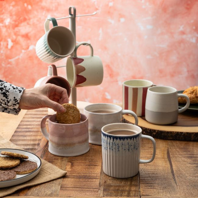 Różowy kubek Mikasa, detal wykończenia, solidna kamionka, trwały i stylowy | KitchenKraft | Spironik.pl