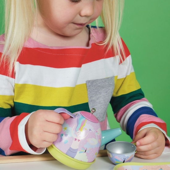 Detal filiżanki z kolorowymi wzorami, część zestawu do herbaty Kraina Fantazji | Floss & Rock | Spironik.pl