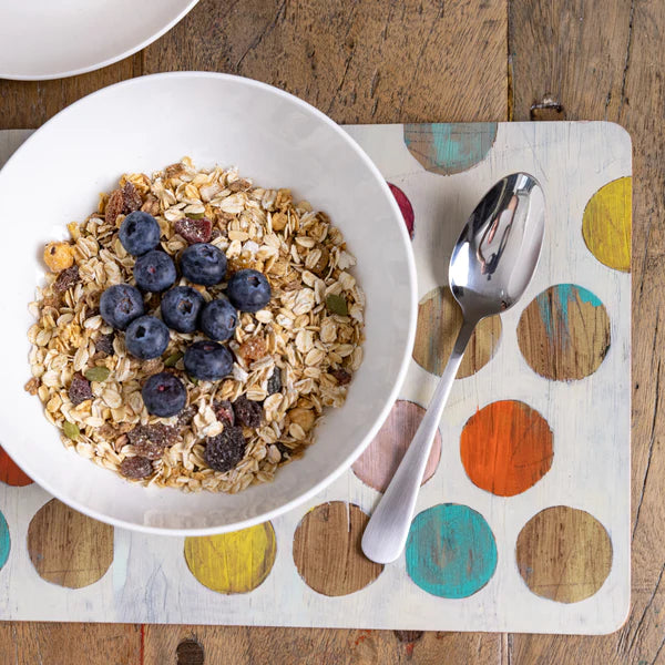 Podložky v použití na stole, prezentující barevný vzor a velkou plochu | KitchenKraft | Spironik.pl