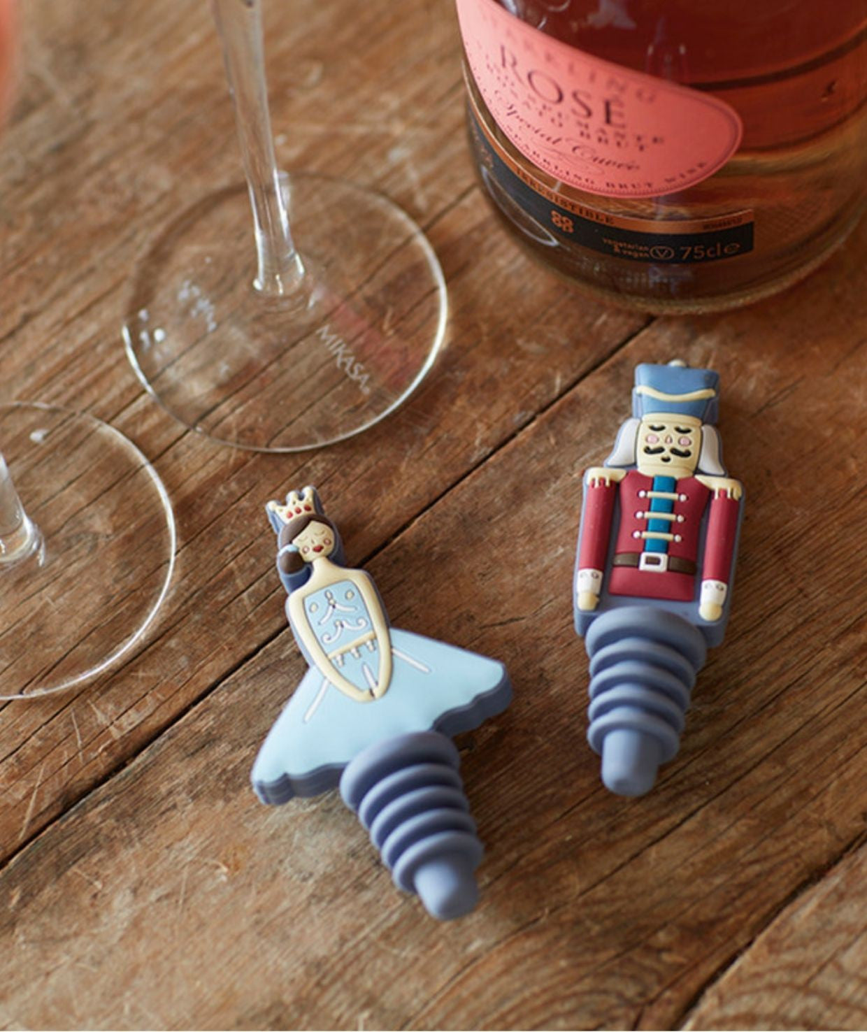 Szczelne zatyczki do wina i szampana KitchenCraft z kolekcji „The Nutcracker”, widok z boku | KitchenKraft | Spironik.pl