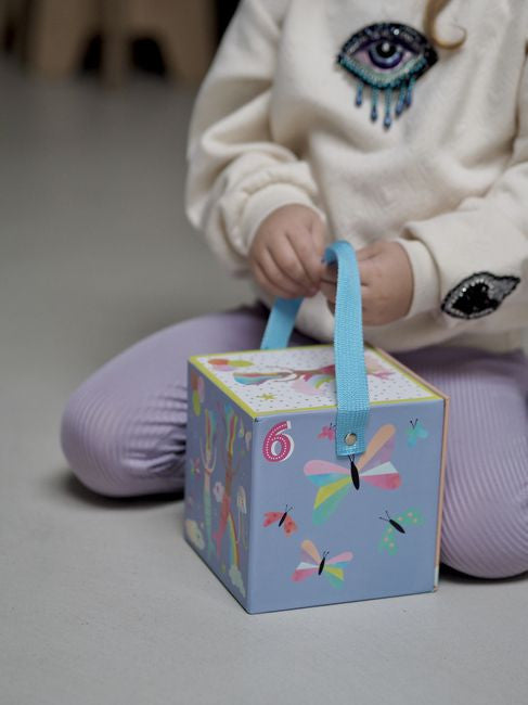 Widok z boku na zestaw do zabawy z poręcznym uchwytem do przenoszenia | Floss & Rock | Spironik.pl