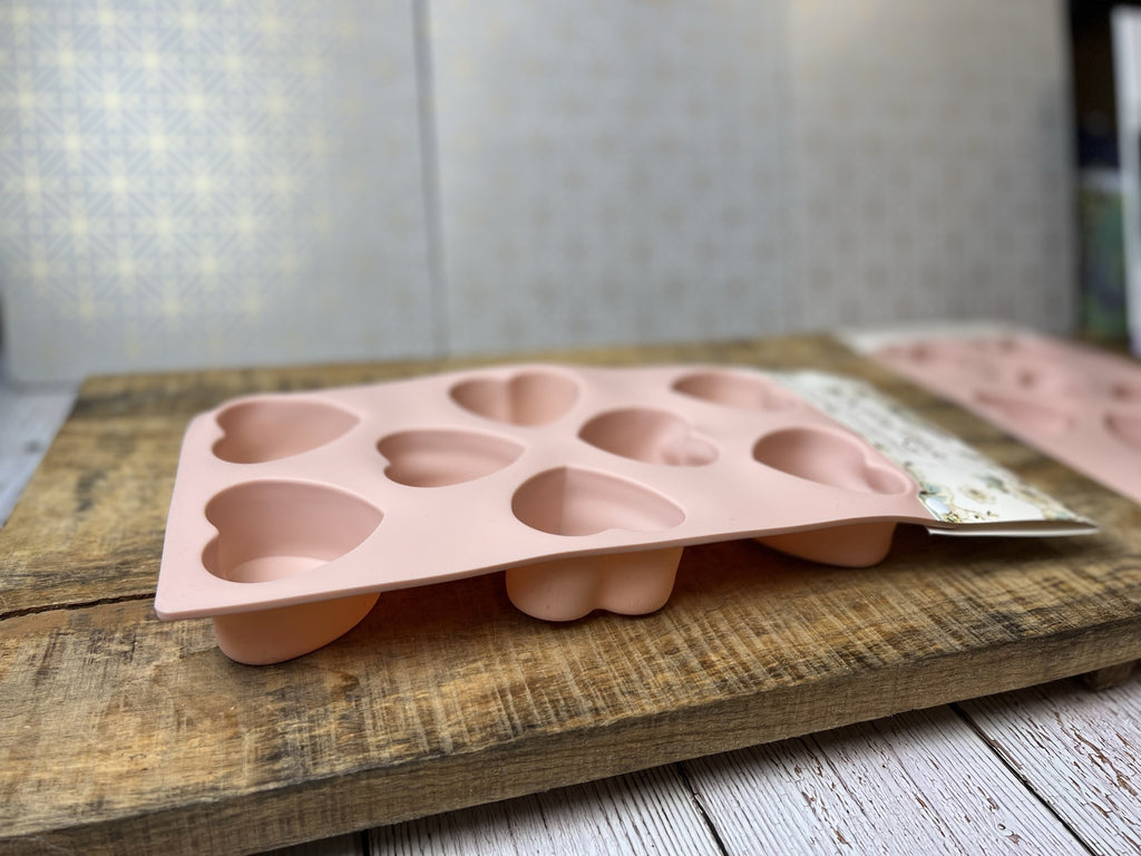 Zbliżenie na elastyczny materiał formy silikonowej w odcieniu pudrowego różu | KitchenKraft | Spironik.pl