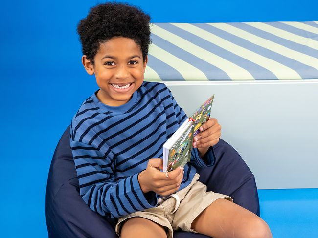 Pamiętnik w skali, obok dłoń trzymająca kolorowe tasiemki do oznaczania stron | Floss & Rock | Spironik.pl