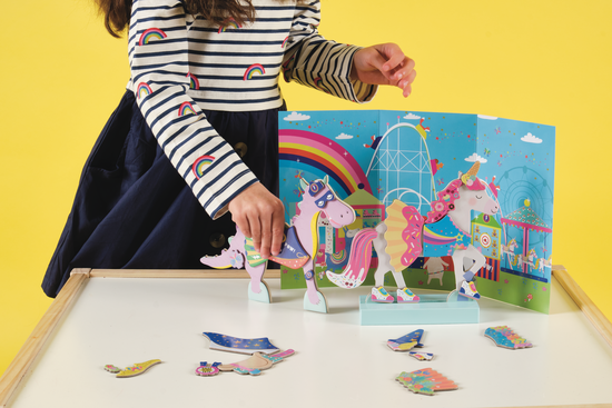 Sada obsahuje dřevěné postavy a vyměnitelné kostýmy a doplňky pro zábavu | Floss & Rock | Spironik.pl