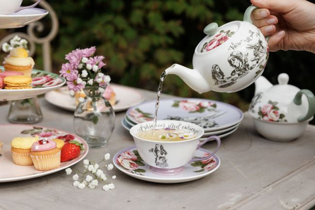 Widok z boku filiżanki i spodka, ukazujący ich finezyjne kształty i kolorystykę | V&A Victoria & Albert Museum | Spironik.pl