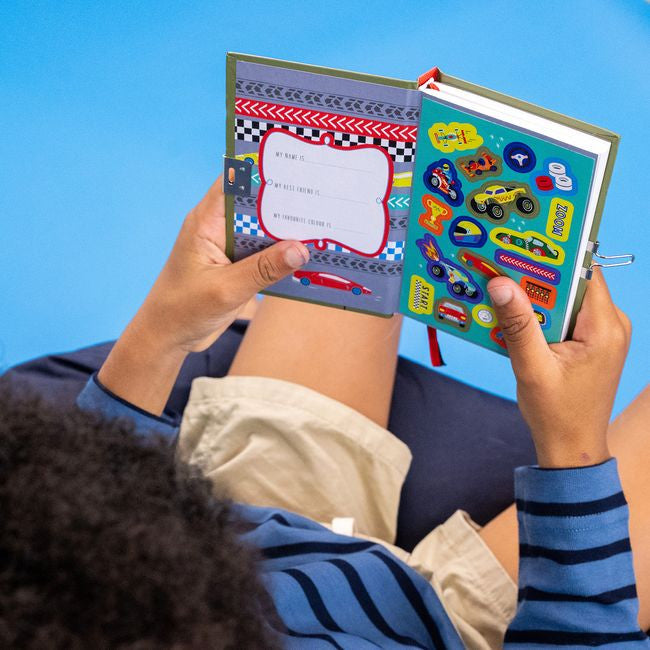 Pamiętnik w użyciu, z otwartymi stronami w linie i zabawnymi naklejkami | Floss & Rock | Spironik.pl