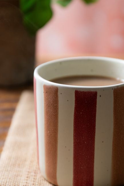 Detal uchwytu kubka kamionkowego Mikasa, ergonomiczny kształt zapewniający komfort trzymania | KitchenKraft | Spironik.pl