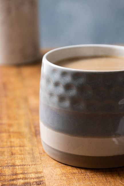 Kubek Mikasa w szarym kolorze, wykonany z solidnej kamionki, widok z przodu | KitchenKraft | Spironik.pl