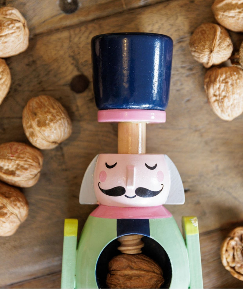 Zbliżenie na mechanizm do rozłupywania orzechów w drewnianym Dziadku do Orzechów | KitchenKraft | Spironik.pl