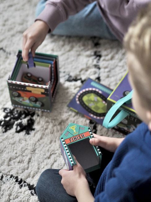 Samochody Piramida do Układania z Figurkami w trakcie zabawy na dywanie | Floss & Rock | Spironik.pl