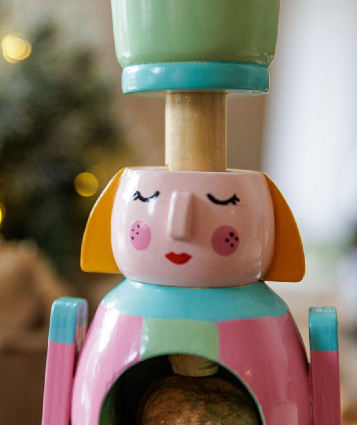 Detal ręcznie malowanego wykończenia figurki Dziadka do Orzechów w stylu skandynawskim | KitchenKraft | Spironik.pl