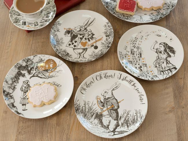 Zbliżenie na fakturę porcelany talerzy z ilustracjami inspirowanymi dziełami Johna Tenniela | V&A Victoria & Albert Museum | Spironik.pl