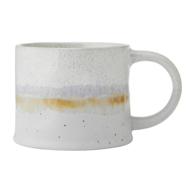 Biały kubek Mikasa w użyciu, doskonały do porannej kawy lub herbaty | KitchenKraft | Spironik.pl