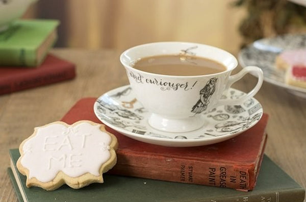 Filiżanka w użyciu, serwująca herbatę, z grafikami Szalonego Kapelusznika i Białego Królika | V&A Victoria & Albert Museum | Spironik.pl