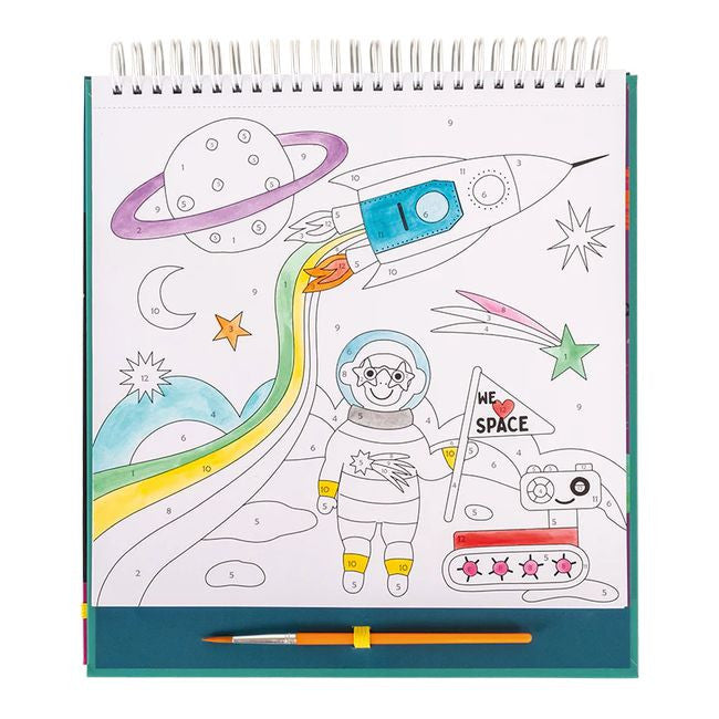 Kolorowanka Kosmos w użyciu, dziecko maluje obrazek, rozwijając zdolności manualne | Floss & Rock | Spironik.pl