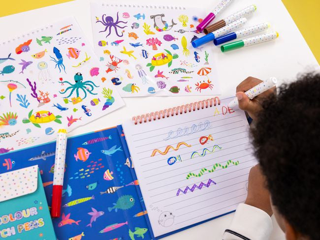 Dziecko w trakcie korzystania z zestawu Magia Kolorów, rysujące na stronach do kolorowania | Floss & Rock | Spironik.pl