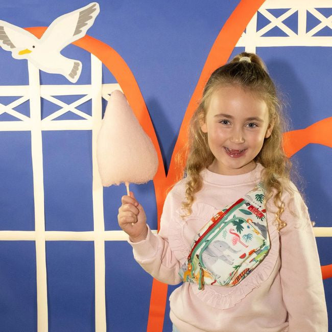 Saszetka Dżungla w użyciu, noszona przez dziecko podczas wycieczki, zapewniająca wygodę i bezpieczeństwo | Floss & Rock | Spironik.pl