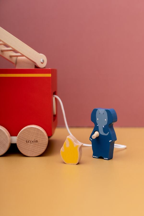 Hasičský vůz v akci, děti si hrají na hašení požáru | Trixie | Spironik.pl