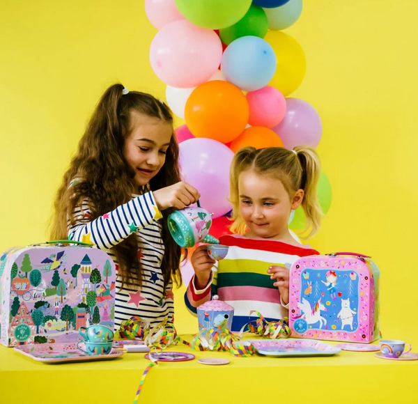 Zestaw do herbaty w użyciu, dzieci bawią się w dom z kolorowymi akcesoriami | Floss & Rock | Spironik.pl