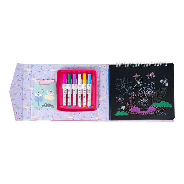 Pohled z boku na spirálu skicáku s přiloženým archy kalky | Floss & Rock | Spironik.pl