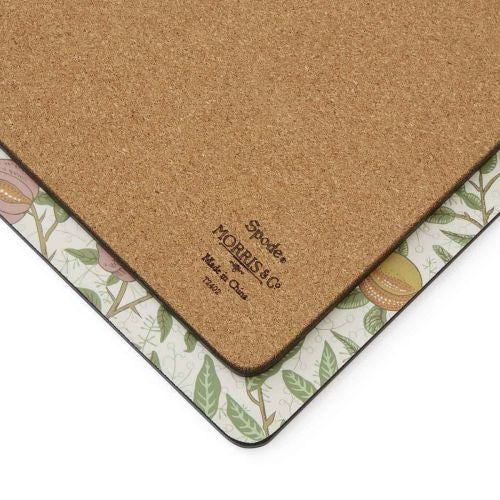 Podkładki korkowe z kolekcji Morris & Co. w użyciu na stole, chroniące powierzchnię przed uszkodzeniami | Pimpernel | Spironik.pl