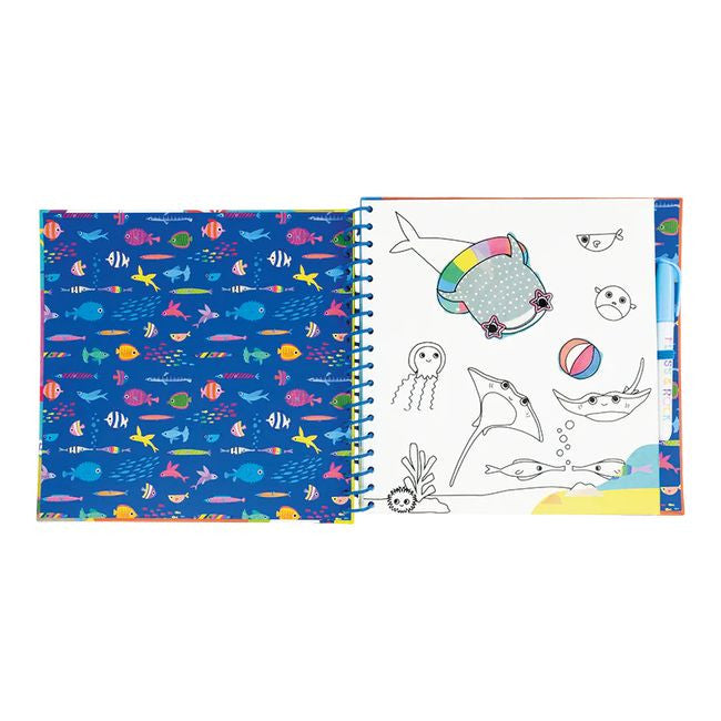 Zbliżenie na wodny pisak, który odkrywa ukryte obrazki w kolorowance | Floss & Rock | Spironik.pl