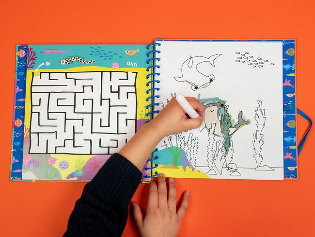 Kolorowanka Ocean w użyciu, dziecko maluje wodnym pisakiem na stronie | Floss & Rock | Spironik.pl