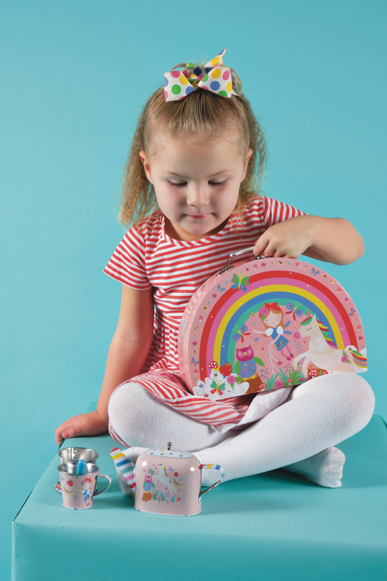 Detal filiżanki z zestawu Tęczowe Wróżki, ozdobionej kolorowymi motywami wróżek | Floss & Rock | Spironik.pl