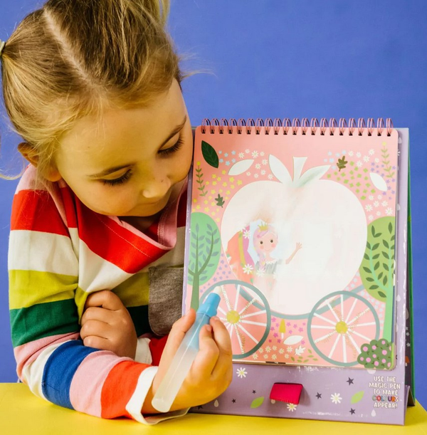 Kolorowanka w użyciu, dziecko rysujące na jednej z kart, odkrywające bajkowy świat kolorów | Floss & Rock | Spironik.pl