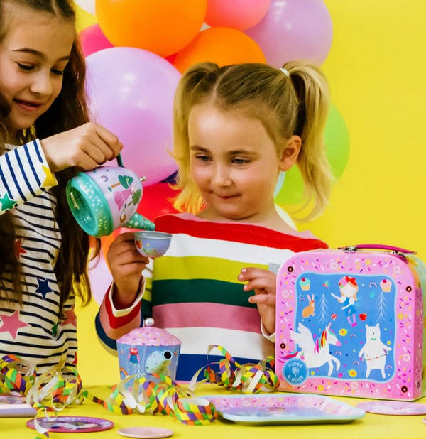 Zestaw herbaciany Tęczowe Wróżki w użyciu, dzieci bawią się w serwowanie herbaty | Floss & Rock | Spironik.pl