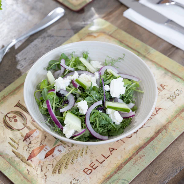 Zbliżenie na gładką fakturę lakierowanej powierzchni podkładek korkowych | KitchenKraft | Spironik.pl