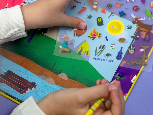 Zestaw do kalkomanii w użyciu, pokazujący proces przenoszenia grafik na stronę | Floss & Rock | Spironik.pl